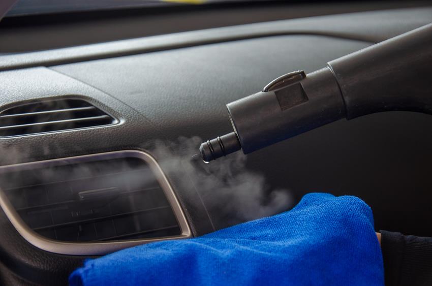 Ozonowanie klimatyzacji samochodowej – na czym polega?